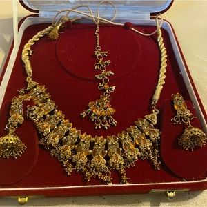 Necklace, pair of earring and hair clip set.